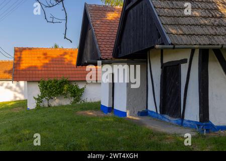 Gruppe typischer Weinkeller im Freien in Vlcnov, Südmähren, Tschechien Stockfoto