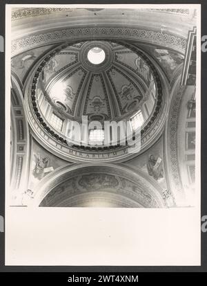 Lazio Viterbo Ronciglione Ss. Pietro e Caterina1. Hutzel, Max 1960-1990 postmittelalterliche Architektur, Skulptur, Tabernakel, Malerei, Deckenfresken. Der Dom ist ein barockes Gebäude nach einem Entwurf von Pietro da Cortona. Die Fassade wurde im 17. Jahrhundert von Carlo Rainaldi (1671–1695) renoviert, und der campanile wurde 1734 hinzugefügt. Auf einem Queraltar befindet sich ein Triptychon des Erlösers, das Christus, die Jungfrau und den Heiligen Johannes darstellt. Das Triptychon von Gabriele di Francesco von Viterbo stammt aus dem 15. Jahrhundert. Direkt über dem Altar befindet sich ein Gemälde der Himmelfahrt von Francesco TR Stockfoto