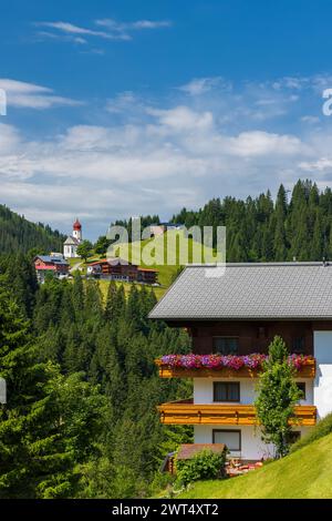 Antoniuskapelle in der Nähe von Bach und Dorf, Reutte, Tirol, Österreich Stockfoto