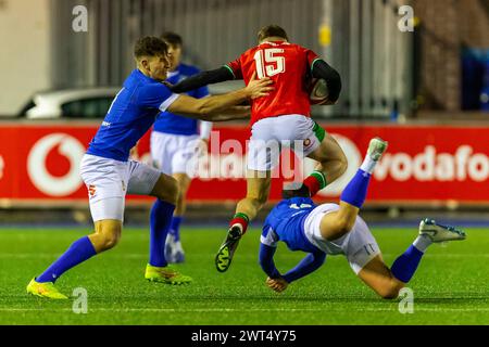 Cardiff, Großbritannien. März 2024. Matty Young of Wales U20 macht eine Pause während der U20 Six Nations Championship 2024, Wales U20 gegen Italien U20 im Cardiff Arms Park in Cardiff am Freitag, den 15. März 2024. bild von Dan Minto/Andrew Orchard Sportfotografie/Alamy Live News Credit: Andrew Orchard Sportfotografie/Alamy Live News Stockfoto