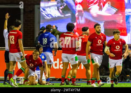 Cardiff, Großbritannien. März 2024. Kodie Stone of Wales U20 (Hidden) erzielte seinen Spielern den 4. Versuch während der U20 Six Nations Championship 2024, Wales U20 gegen Italien U20 im Cardiff Arms Park in Cardiff am Freitag, den 15. März 2024. bild von Dan Minto/Andrew Orchard Sportfotografie/Alamy Live News Credit: Andrew Orchard Sportfotografie/Alamy Live News Stockfoto