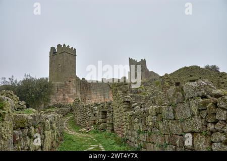 Ruinen der Stadtmauern von Marialva, Portugal Stockfoto