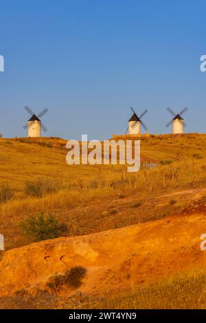 Windmühlen in der Nähe von Alcazar de San Juan, Toledo, Castilla La Mancha, Spanien Stockfoto