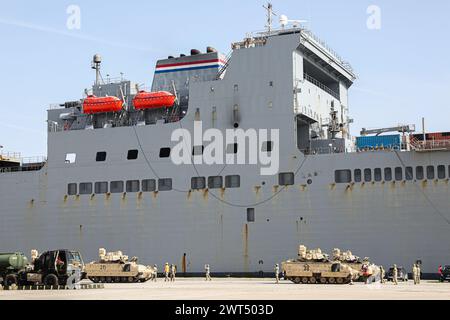 M2 Bradley Infanterie-Kampffahrzeuge sind dokumentiert und für den Transport auf kommerziellen Strecken oder Schienen im Hafen von Alexandroupolis, Griechenland, am 11. März 2024 identifiziert. Jedes Gerät wird dokumentiert und für den Transport auf kommerziellen Strecken oder Schienen zu ihrem endgültigen Bestimmungsort identifiziert. US-amerikanisches und griechisches Personal transportierte etwa 3.000 Ausrüstungsgegenstände für den Rotationseinsatz des 3. ABCT in Europa, um Aggressionen abzuschrecken und NATO-Verbündete zu versichern. Diese Mission wurde Geschichte der Nachhaltigkeit geschrieben, da sie die Aufnahme, Inszenierung und Weiterbewegung der ersten „schweren“ Brigade erleichterte Stockfoto