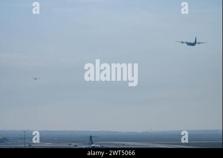 Zwei C-130J Super Hercules-Flugzeuge der US-Luftwaffe, die mit humanitärer Hilfe beladen sind, fliegen am 15. März 2024 von einem unbekannten Ort innerhalb des Zuständigkeitsbereichs des US-Zentralkommandos ab. Seit dem 2. März arbeiten das US-Militär und die Partnerländer zusammen, um kritische, lebensrettende Vorräte über einen Luftstrom an notleidende Zivilisten zu beschleunigen. (Foto der US Air Force) Stockfoto