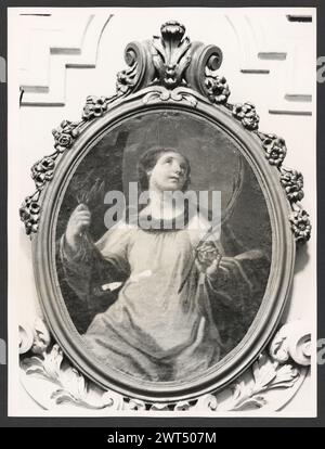 Lazio Rieti Rieti S. Agnese3. Hutzel, Max 1960-1990 postmittelalterliche Architektur, Skulptur, Malerei. Diese Kirche wurde in der ersten Hälfte des 16. Jahrhunderts erbaut und 1748 umgebaut. Aus dieser Zeit stammen auch die Deckenfresken und zwei Gemälde, die Madonna des Rosenkranzes und S. Agnese e la Beata Colomba von Emanuele Alfani. Der in Deutschland geborene Fotograf und Gelehrte Max Hutzel (1911–1988) fotografierte in Italien von den frühen 1960er Jahren bis zu seinem Tod. Das Ergebnis dieses Projektes, von Hutzel als Foto Arte Minore bezeichnet, ist eine gründliche Dokumentation der kunsthistorischen Entwicklung in Italien bis dahin Stockfoto