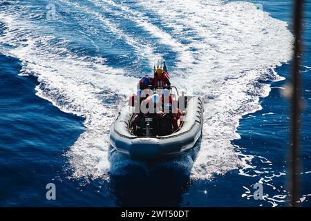 PACIFIC OCEAN (9. März 2024) Seeleute, die dem Arleigh-Burke-Klasse-Raketenzerstörer USS John S. McCain (DDG 56) zugeordnet sind, betreiben ein Starrrrumpf-Schlauchboot (RHIB) während des Einsatzes kleiner Boote im Pazifik. Das Schiff wird derzeit Routineoperationen in der 3. US-Flotte durchführen. (Foto der U.S. Navy von Mass Communication Specialist 3rd Class Kevin Tang). Stockfoto