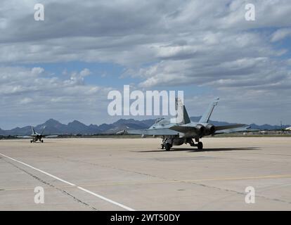 Zwei Royal Canadian Air Force CF-18 Hornet, die dem 425th Tactical Fighter Squadron Taxi für den Start auf der Davis-Monthan Air Force Base, Ariz, zugewiesen wurden, 14. März 2024. Übungen wie Cougar South bieten US-amerikanischen und internationalen Partnern die Möglichkeit, Szenarien zu trainieren, um die Fähigkeiten in Kriegszeiten zu verbessern. (Foto der U.S. Air National Guard von Senior Airman Guadalupe Beltran) Stockfoto