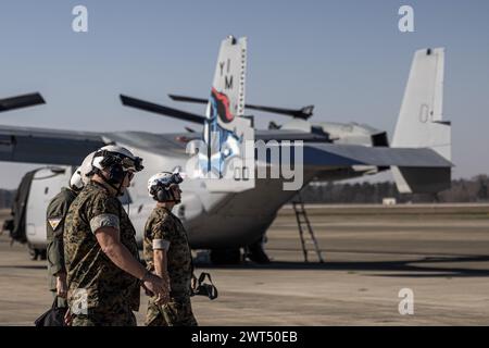 Todd E. Mahar, Oberst des U.S. Marine Corps, links, befehlshabender Offizier, 24. Marine Expeditionary Unit (MEU), und Major Jared B. Game, Sergeant Major, 24. MEU, mit hochrangiger Führung der Marine Aircraft Group 26, bereiten sich auf den Einsatz einer MV-22 Osprey mit der Marine Medium Tiltrotor Squadron 365 (verstärkt) vor. 24. MEU für seine erste Rückkehr zum Flug auf der Marine Corps Air Station New River, North Carolina, 14. März 2024. Dieser Erstflug ist Teil des vorsätzlichen und methodischen Ansatzes unseres Aviation Combat Elements, die MV-22 wieder voll einsatzfähig zu machen. Der MV-22 Osprey's revolutionäre c Stockfoto