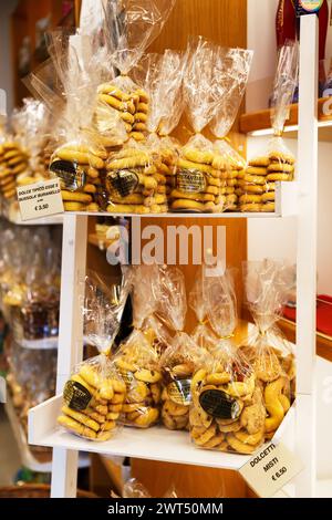 Burano, Italien - 6. Oktober 2019: Bussola Buranello Cookies sind traditionelle Kekse in Form von rückwärtigem S oder Kreis in der Bäckerei Pasticceria Costantini auf der Insel Burano, Venedig, Italien. Stockfoto