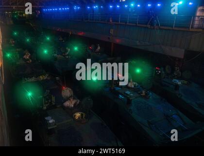 Amphibienfahrzeuge des U.S. Marine Corps, die der Alpha Company, dem Battalion Landing Team 1/5, 15th Marine Expeditionary Unit, angeschlossen sind, bereiten sich auf das Planschen mit eingestiegenen Truppen des amphibischen Dock-Landungsschiffes USS Harpers Ferry (LSD 49) im Pazifischen Ozean vor, als Teil der ACV-Zertifizierung II-Ausbildung, 12. November 2023. Die 15. MEU ist derzeit an Bord der Boxer Amphibious Ready Group, die integrierte Trainings- und Routineoperationen in der 3. US-Flotte durchführt. (Foto des U.S. Marine Corps von Lance CPL. Peyton Kahle) Stockfoto