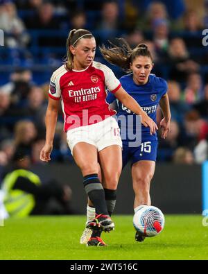 London, Großbritannien. März 2024. Arsenals Katie McCabe kämpft um den Ball gegen Eve Perisset von Chelsea während des Spiels Chelsea FC Women gegen Arsenal Women's Super League in Stamford Bridge, London, England, Großbritannien am 15. März 2024 Credit: Every Second Media/Alamy Live News Stockfoto