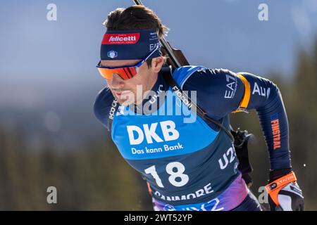 Canmore, Alberta, Kanada. März 2024. Tommaso Giacomel aus Italien in Aktion während des 10-km-Sprintwettbewerbs der Herren beim BMW IBU World Cup Biathlon 2024 Canmore. Quelle: Jozef Karoly/Alamy Live News. Stockfoto