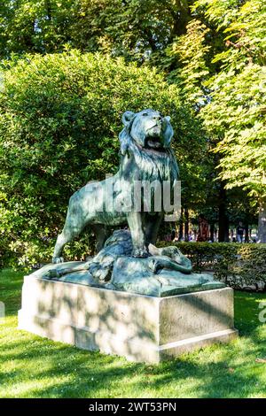 Statue Le Lion de Nubie et sa Proie, die von Auguste Cain im Jardin du Luxembourg im 6. Arrondissement von Paris, Frankreich, geschaffen wurde Stockfoto