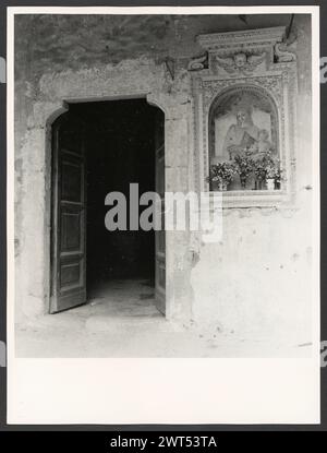 Lazio Viterbo Vasanello Cappella della Madonna delle Grazie. Hutzel, Max 1960-1990 postmittelalterliche Architektur, Malerei. An der Wand über dem Altar befinden sich Fresken der Schule von Pastura (1504). Antiquitäten: Skulptur. Die Altarspitze ruht auf einem römischen Grabdenkmal mit einer Widmungsinschrift für den Gott Sylvanus. Der in Deutschland geborene Fotograf und Gelehrte Max Hutzel (1911–1988) fotografierte in Italien von den frühen 1960er Jahren bis zu seinem Tod. Das Ergebnis dieses Projektes, von Hutzel als Foto Arte Minore bezeichnet, ist eine gründliche Dokumentation der kunsthistorischen Entwicklung in Italien bis zum 18. Jahrhundert einschließlich Stockfoto