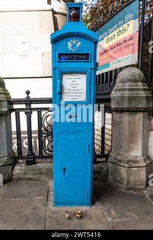 Ein gusseiserner blauer Polizeiposten in der Aldersgate Street, der der Öffentlichkeit die Möglichkeit bot, die Polizei zu rufen, London. Stockfoto