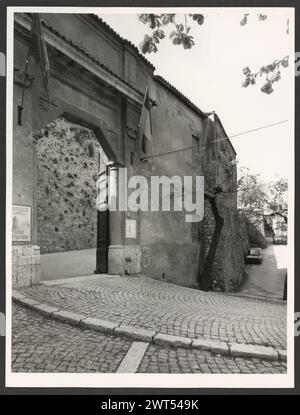 Lazio Roma Subiaco Rocca Abbaziale. Hutzel, Max 1960-1990 aus nächster Nähe: Außenansicht der Burg, Portale, päpstliche Wappen. Innenblick auf Eingangshalle, Kapelle, Appartamento dei Colonna, Appartamento di Pio VI und Camara di Pio VI, mit vielen Detailblicken auf Decken- und Wandfresken. Allgemeine Anmerkungen: Ansichten 1-7 extrahiert und separat unter Allgemeine Ansichten abgelegt. Der in Deutschland geborene Fotograf und Gelehrte Max Hutzel (1911–1988) fotografierte in Italien von den frühen 1960er Jahren bis zu seinem Tod. Das Ergebnis dieses Projekts, das Hutzel als Foto Arte Minore bezeichnet, ist eine gründliche Dokumentation des Kunsthisto Stockfoto