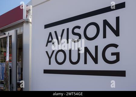 Cannes, Frankreich. März 2024. Das Logo von Avison Young auf der MIPIM in Cannes, Frankreich. Die Messe MIPIM in Cannes ist die größte jährliche internationale Ausstellung, die sich mit Immobilien und Investitionen in innovative und ökologische Architekturprojekte befasst. (Credit Image: © Laurent Coust/SOPA Images via ZUMA Press Wire) NUR REDAKTIONELLE VERWENDUNG! Nicht für kommerzielle ZWECKE! Stockfoto