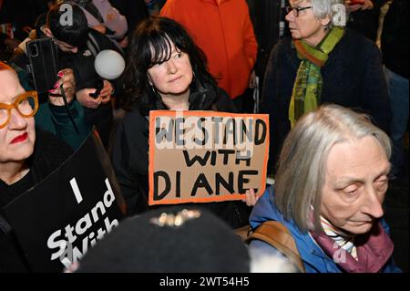 London, Großbritannien, 15. März 2024. Hackney Protest: Rund tausend Menschen stehen mit Diane Abbott zusammen. Diane Abbotts Rassismusstreit: Rufen Sie die Tories auf, eine Spende in Höhe von 10 Millionen Pfund von Frank Hester zurückzugeben, der Diane Abbott angegriffen hat. Protest verlangt auch, dass die Labour-Peitsche wegen ihrer Diskriminierung wiederhergestellt wurde. Diane Abbott sprach sich gegen den Völkermord im Gazastreifen in Palästina in London aus. Quelle: Siehe Li/Picture Capital/Alamy Live News Stockfoto