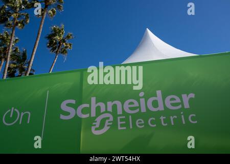 Cannes, FRANKREICH. März 2024. Das Logo von Schneider Electric auf der MIPIM in Cannes, Frankreich, am 13. März 2024. Foto: Laurent Coust/ABACAPRESS.COM. (Credit Image: © Coust Laurent/SOPA Images via ZUMA Press Wire) NUR REDAKTIONELLE VERWENDUNG! Nicht für kommerzielle ZWECKE! Stockfoto