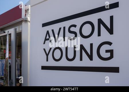 Cannes, Frankreich. März 2024. Das Logo von Avison Young auf der MIPIM in Cannes, Frankreich. Die Messe MIPIM in Cannes ist die größte jährliche internationale Ausstellung, die sich mit Immobilien und Investitionen in innovative und ökologische Architekturprojekte befasst. (Foto: Laurent Coust/SOPA Images/SIPA USA) Credit: SIPA USA/Alamy Live News Stockfoto