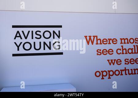 Cannes, Frankreich. März 2024. Das Avison Young Logo auf der MIPIM in Cannes. Die Messe MIPIM in Cannes ist die größte jährliche internationale Ausstellung, die sich mit Immobilien und Investitionen in innovative und ökologische Architekturprojekte befasst. (Foto: Laurent Coust/SOPA Images/SIPA USA) Credit: SIPA USA/Alamy Live News Stockfoto