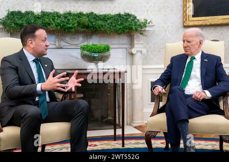 Washington, Vereinigte Staaten. März 2024. US-Präsident Joe Biden trifft sich am Freitag, den 15. März 2024, im Oval Office des Weißen Hauses in Washington, DC, mit dem irischen Taoiseach Leo Varadkar. Hinweis: Nathan Howard/Pool über CNP/dpa/Alamy Live News Stockfoto