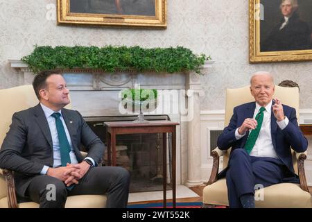 Washington, Vereinigte Staaten. März 2024. US-Präsident Joe Biden trifft sich am Freitag, den 15. März 2024, im Oval Office des Weißen Hauses in Washington, DC, mit dem irischen Taoiseach Leo Varadkar. Hinweis: Nathan Howard/Pool über CNP/dpa/Alamy Live News Stockfoto