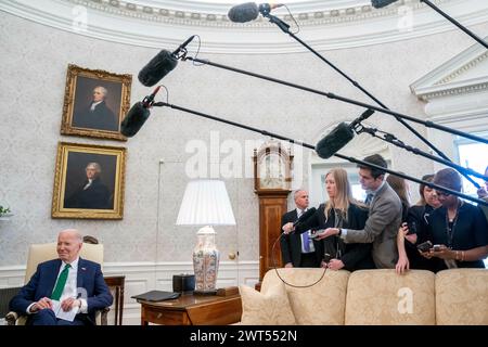 Washington, Vereinigte Staaten. März 2024. US-Präsident Joe Biden trifft sich am Freitag, den 15. März 2024, im Oval Office des Weißen Hauses in Washington, DC, mit dem irischen Taoiseach Leo Varadkar. Hinweis: Nathan Howard/Pool über CNP/dpa/Alamy Live News Stockfoto