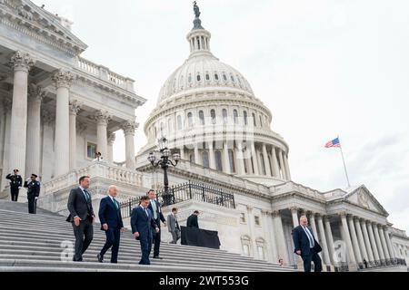 Washington, Vereinigte Staaten. März 2024. Von links nach rechts: Irelands Taoiseach Leo Varadkar, US-Präsident Joe Biden und der Sprecher des US-Repräsentantenhauses Mike Johnson (Republikaner von Louisiana) verlassen das US-Kapitol, gefolgt von dem Friends of Ireland Luncheon in Washington, DC, Freitag, 15. März 2024. Hinweis: Nathan Howard/Pool über CNP/dpa/Alamy Live News Stockfoto