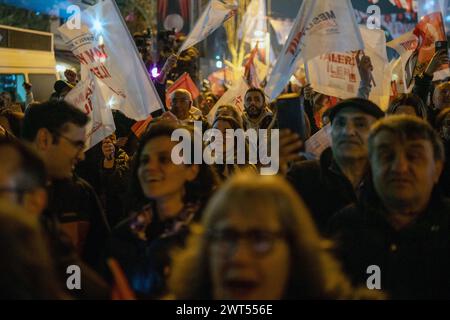 Kadikoy, Istanbul, Türkei. März 2024. Unterstützer des Bürgermeisters der Stadt Istanbul, Ekrem Imamoglu, der an einer öffentlichen Sitzung in Istanbul teilnahm, vor den türkischen Kommunalwahlen onÂ MarchÂ 31,Â 2024. (Kreditbild: © Tolga Uluturk/ZUMA Press Wire) NUR REDAKTIONELLE VERWENDUNG! Nicht für kommerzielle ZWECKE! Quelle: ZUMA Press, Inc./Alamy Live News Stockfoto