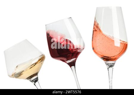 Verschiedene Weinsorten, die in Gläsern auf weißem Hintergrund spritzen Stockfoto