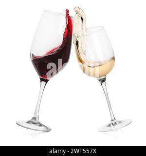 Verschiedene Weinsorten, die in Gläsern auf weißem Hintergrund spritzen Stockfoto