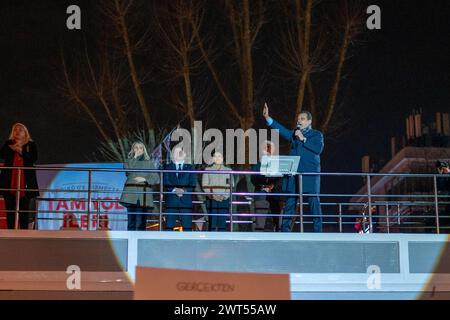 Kadikoy, Istanbul, Türkei. März 2024. Der Bürgermeister und Kandidat der Stadt Istanbul, Ekrem Imamoglu, spricht bei einer öffentlichen Sitzung in Kadikoy, Istanbul. Es werden türkische Kommunalwahlen onÂ MarchÂ 31.Â 2024 stattfinden. (Kreditbild: © Tolga Uluturk/ZUMA Press Wire) NUR REDAKTIONELLE VERWENDUNG! Nicht für kommerzielle ZWECKE! Quelle: ZUMA Press, Inc./Alamy Live News Stockfoto