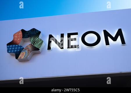Cannes, Frankreich. März 2024. Der Neom-Präsentationspavillon auf der MIPIM in Cannes. Die Messe MIPIM in Cannes ist die größte jährliche internationale Ausstellung, die sich mit Immobilien und Investitionen in innovative und ökologische Architekturprojekte befasst. (Foto: Laurent Coust/SOPA Images/SIPA USA) Credit: SIPA USA/Alamy Live News Stockfoto