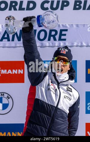 Canmore, Alberta, Kanada. März 2024. Tarjei Boe aus Norwegen feiert auf dem Podium nach dem Sprint Crystal Globe, dem BMW IBU World Cup Biathlon 2024 Canmore. Quelle: Jozef Karoly/Alamy Live News. Stockfoto