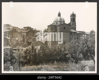 Lazio Viterbo Ronciglione Ss. Pietro e Caterina. Hutzel, Max 1960-1990 postmittelalterliche Architektur, Skulptur, Tabernakel, Malerei, Deckenfresken. Der Dom ist ein barockes Gebäude nach einem Entwurf von Pietro da Cortona. Die Fassade wurde im 17. Jahrhundert von Carlo Rainaldi (1671–1695) renoviert, und der campanile wurde 1734 hinzugefügt. Auf einem Queraltar befindet sich ein Triptychon des Erlösers, das Christus, die Jungfrau und den Heiligen Johannes darstellt. Das Triptychon von Gabriele di Francesco von Viterbo stammt aus dem 15. Jahrhundert. Direkt über dem Altar befindet sich ein Gemälde der Himmelfahrt von Francesco Tre Stockfoto