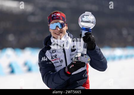 Canmore, Alberta, Kanada. März 2024. Johannes Thingnes Boe aus Norwegen posiert mit der Trophäe Crystal Globe, BMW IBU World Cup Biathlon 2024 Canmore. Quelle: Jozef Karoly/Alamy Live News. Stockfoto