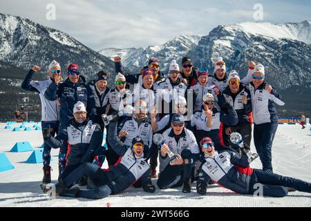 Canmore, Alberta, Kanada. März 2024. Norwegischer Herren Biathlon Tam feiert mit der Trophäe Crystal Globe, BMW IBU World Cup Biathlon 2024 Canmore. Quelle: Jozef Karoly/Alamy Live News. Stockfoto