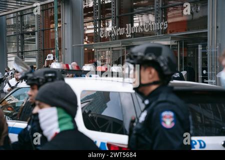 Das Gebäude der New York Times wird als Demonstranten gesehen , die während der Demonstration verhaftet wurden . Mehr als 100 pro-palästinensische Demonstranten wurden verhaftet, nachdem sie das Hauptquartier der New York Times gestürmt hatten und versuchten, Mitarbeiter am Zugang zu ihren Büros zu hindern. Die von der palästinensischen Jugendbewegung organisierten Demonstranten werfen der Zeitung vor, die öffentliche Meinung zugunsten der fortwährenden militärischen und finanziellen Unterstützung Israels durch die US-Regierung zu bewegen. Stockfoto