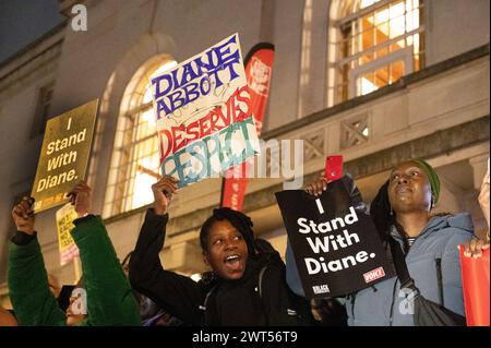 Am 15. März, Tage nach dem Konservat, nahm eine große Gruppe von Anhängern des Abgeordneten Diane Abbott für Hackney North an einer Kundgebung vor dem Rathaus von Hackney Teil Stockfoto