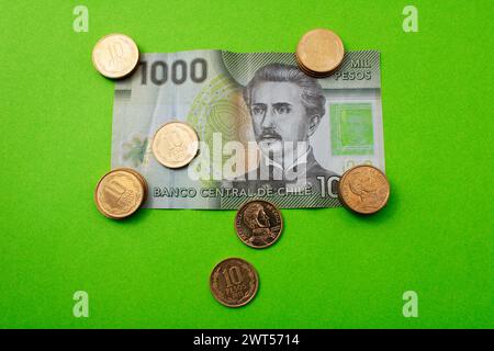 Tausend Peso-Scheine neben 10 Peso-Münzen, chilenische Währung Stockfoto