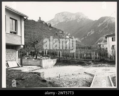 Umbria Terni Ferentillo S. Maria. Hutzel, Max 1960-1990 Allgemeine Ansichten der Stadt und Kirche im Basilika-Stil mit ihrem hohen, spitzen campanile. Die Kirche hat eine schlichte Fassade. Das Innere hat leicht spitz zulaufende Bögen und eine Holzdecke. Es gibt nur wenige Gemälde. Ein großes Fresko zeigt eine Reihe weiblicher Märtyrer. Die Gemälde scheinen vom Spätmittelalter bis zur Renaissance entstanden zu sein. Objektnotizen: Keine Hutzel Fotokampagne Notizen. Negative Punkte fehlen. Der in Deutschland geborene Fotograf und Gelehrte Max Hutzel (1911–1988) fotografierte in Italien von den frühen 1960er Jahren bis zu seinem Tod. Das Ergebnis dieses Projekts, Referr Stockfoto