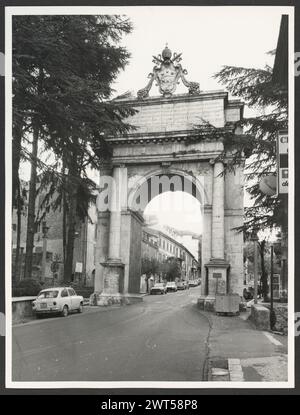 Lazio Roma Subiaco Allgemeine Ansichten. Hutzel, Max 1960-1990 Allgemeine Ansichten der Stadt, einschließlich spezifischer Ansichten von Ponte di S. Francesco, auch bekannt als Ponte Romano; Arco di Pio VI. Und (in NNPs) Ansichten von zwei nicht identifizierten Kirchen, von denen eine S. Pietro sein könnte, und einem nicht identifizierten palazzo. Allgemeine Anmerkungen: Drucke aus der Rocca Abbaziale-Sequenz. Der in Deutschland geborene Fotograf und Gelehrte Max Hutzel (1911–1988) fotografierte in Italien von den frühen 1960er Jahren bis zu seinem Tod. Das Ergebnis dieses Projekts, das Hutzel als Foto Arte Minore bezeichnet, ist eine gründliche Dokumentation der kunsthistorischen Entwicklung in Ita Stockfoto