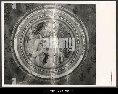 Toskana Siena Asciano Casa Corboli. Hutzel, Max 1960-1990 profanes Gebäude aus dem 13. Bis 14. Jahrhundert. Im Oratorium befinden sich Fresken, die die vier Jahreszeiten und andere weltliche Szenen darstellen. Antiquitäten: Polychromes Mosaik aus dem 2. Jahrhundert n. Chr., Maskaron oder möglicher Brunnen. Zwei Mosaike im Untergeschoss des Gebäudes. Sie haben geometrische Muster mit verbundenen Kreisen und pflanzlichen Rosetten. An der Grenze befinden sich vierzackige Stern-, Dreieck- und Zunge- und Dart-Motive. Quadrate, die durch Salomons Knoten verbunden sind. Hinweise zum Objekt Zunge und Dart: Es sind keine Negative von Asciano verfügbar, siehe „Mosaike“ für montierte Platte Stockfoto