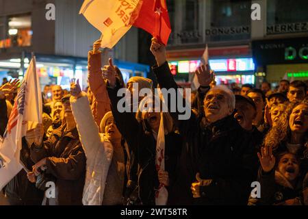 Kadikoy, Istanbul, Türkei. März 2024. Anhänger des Bürgermeisters der Stadt Istanbul und Kandidaten Ekrem Imamoglu, rufen eine öffentliche Versammlung in Kadikoy, Istanbul, vor den türkischen Kommunalwahlen onÂ MarchÂ 31,Â 2024. (Kreditbild: © Tolga Uluturk/ZUMA Press Wire) NUR REDAKTIONELLE VERWENDUNG! Nicht für kommerzielle ZWECKE! Quelle: ZUMA Press, Inc./Alamy Live News Stockfoto