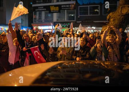 Kadikoy, Istanbul, Türkei. März 2024. Anhänger des Bürgermeisters der Stadt Istanbul, Ekrem Imamoglu, rufen auf einem öffentlichen Treffen in Istanbul, vor den türkischen Kommunalwahlen onÂ MarchÂ 31,Â 2024, Slogans. (Kreditbild: © Tolga Uluturk/ZUMA Press Wire) NUR REDAKTIONELLE VERWENDUNG! Nicht für kommerzielle ZWECKE! Quelle: ZUMA Press, Inc./Alamy Live News Stockfoto