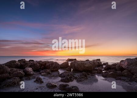 Wunderschöner, lebendiger Sonnenuntergang im Little Hickory Island Beach Park Bonita Springs, Florida Stockfoto