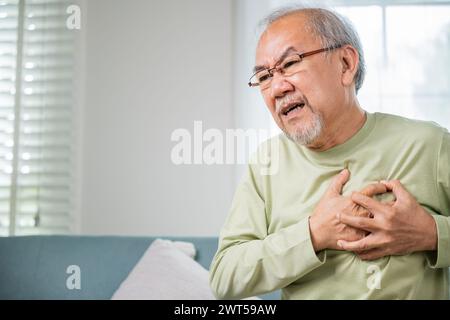 Trauriger Seniorenmann, der Schmerzen hat, benutzen Sie die Hand, die die Brust berührt und einen Herzinfarkt hat Stockfoto