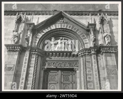 Toskana Grosseto Grosseto Museo Diocesano di Arte Sacra3. Hutzel, Max 1960-1990 Nachmittelalterliche Sammlung von Gemälden, heiligen Gegenständen und Manuskripten aus dem Dom und anderen Stadtkirchen. Es gibt eine bedeutende Anzahl von spätmittelalterlichen Madonnen- und Kindermalereien sowie Hochrenaissance-Gemälde aus der Bologneser Schule. Die Objekte umfassen ein prozessionales Kreuz und zwei Relabfragen. Zusätzlich gibt es einige Fotos von Manuskriptseiten von Gesangliedern mit Objekten, mit denen sie angezeigt werden. Objektnotizen: Hutzel-Notizen sind undatiert. Die Objekte im Musea Diocesano sind in seinen Notizen enthalten Stockfoto